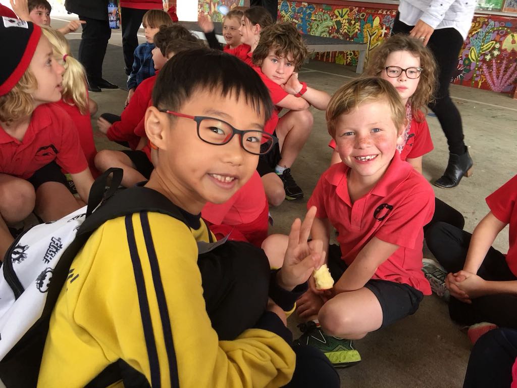 學校帶領學生到澳洲交流，於當地學校上課，住寄宿家庭，提升英語。