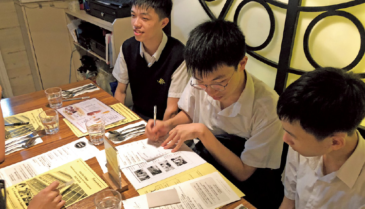 學生到西式餐廳，認識餐桌禮儀與文化。