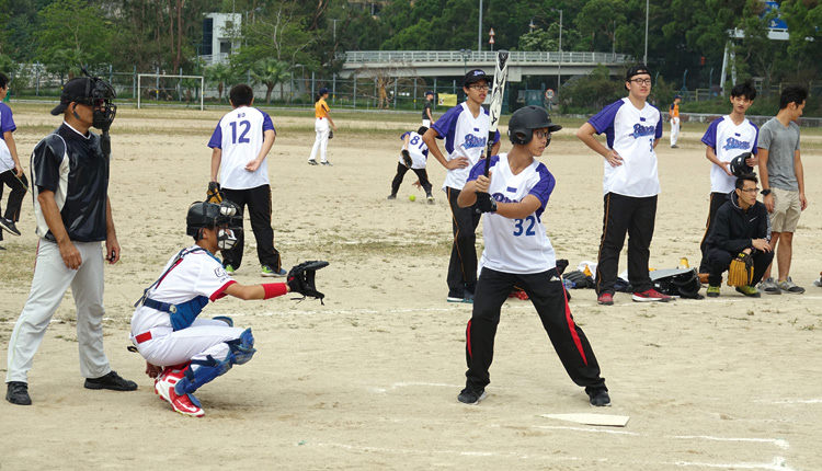 同學們進行壘球練習，為日後代表學校出賽作準備。