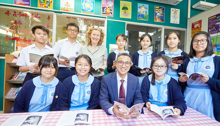 蘇校長和外籍老師帶領英語閱讀，加強學生學習英語的興趣。