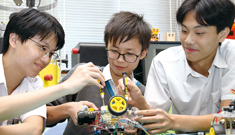 學生運用課堂所學，用心製作機械車。