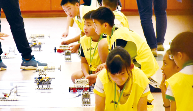 學生遠赴新加坡，參加機械人編程比賽。