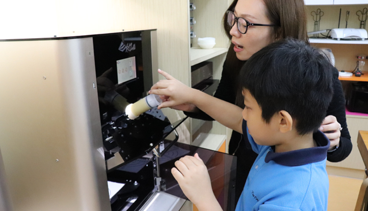 學校開辦科技與生活技能課，並添置3D食物打印機，把STEM 元素融入烹飪課程。