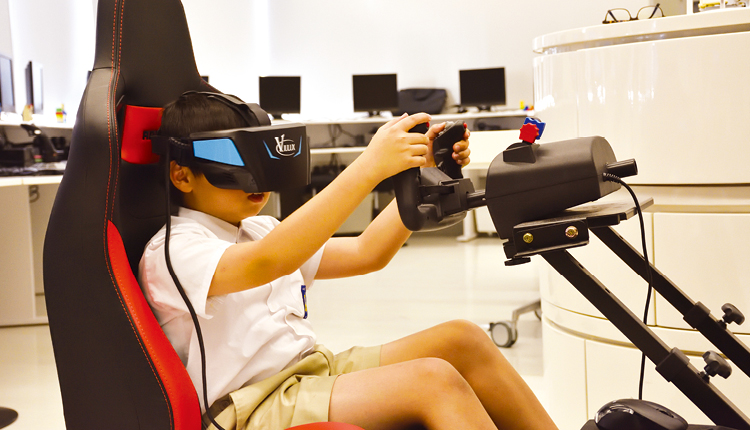 學生透過操作VR模擬飛行駕駛設備，學習使用儀表飛行、自動駕駛等航空設備。
