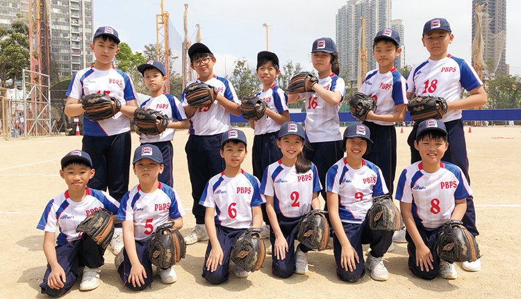 校內設有壘球校隊，由前港隊代表學校老師訓練，帶領學生出外比賽。