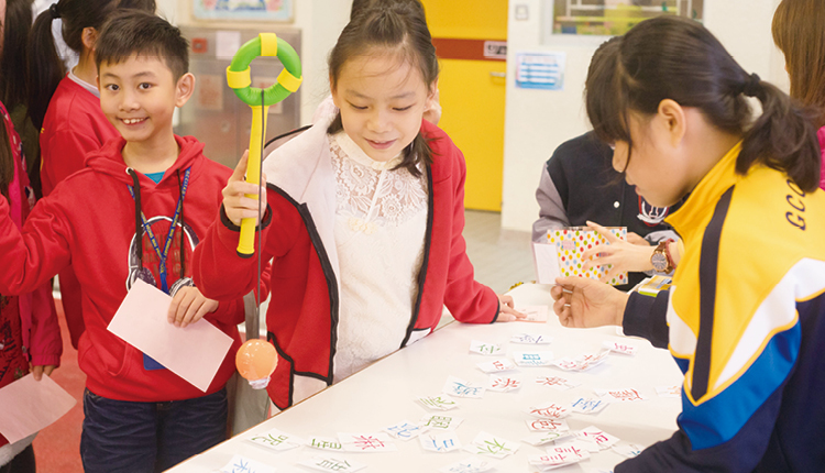 學校趁農曆新年舉辦中文科主題學習日，學生透過配字攤位遊戲，將課堂所學溫故知新。