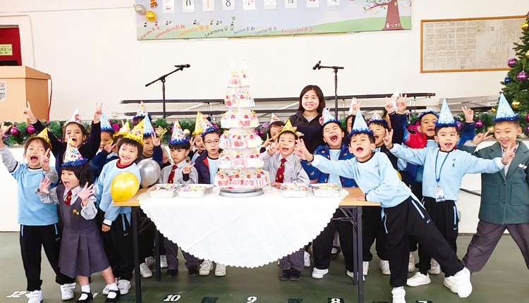 學校隔月舉辦生日會，每年更舉辦一次小一新生百日宴，凝聚學生的歸屬感。
