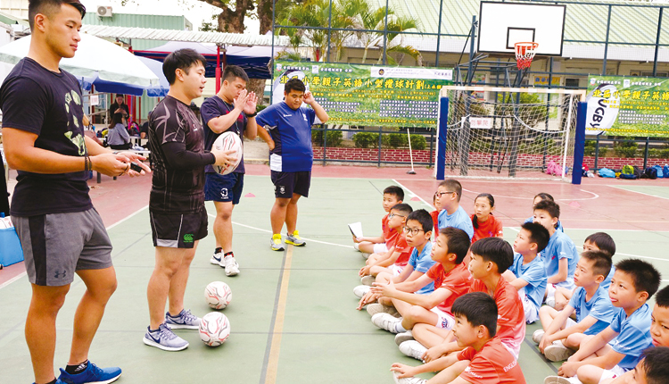 學生使用英語學習欖球，除了鍛鍊體魄，也能接觸不同範疇的英語句式和詞彙。