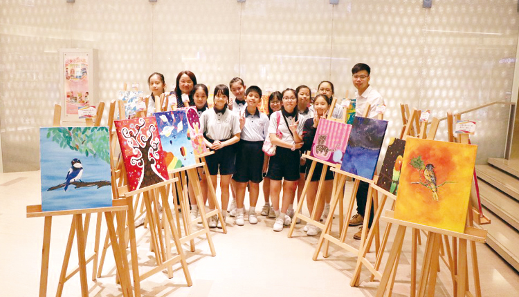 專科導師帶領學生欣賞心靈繪畫，豐富他們的藝術素養和評鑒能力。