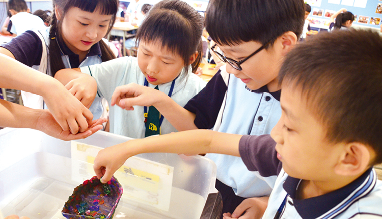 三、四年級學生會在 STEM 活動日學習浮沉原理。