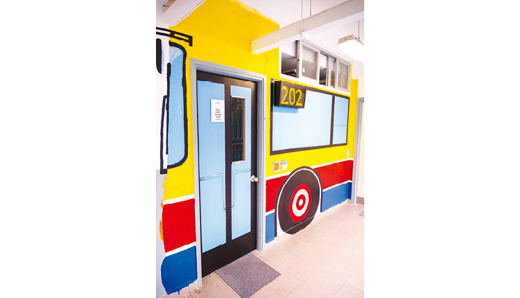 教師和學生將課室牆身和室內佈置成「炮循巴士教室」，大大提升學習動力。