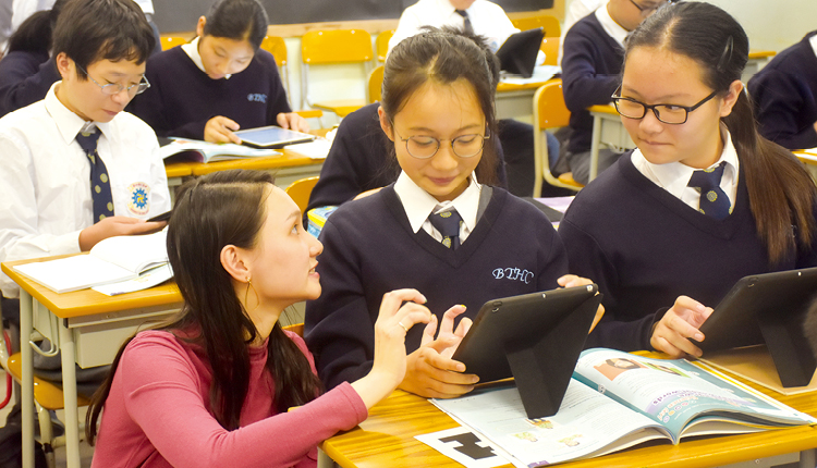 學生利用平板電腦上課，有助師生互動，提升學習效能。