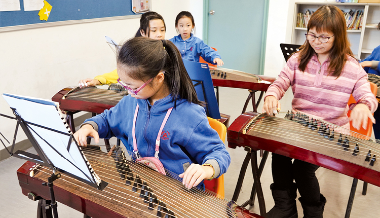 學校也開設各類音樂興趣班，動靜兼備，發展「一生一體藝」。