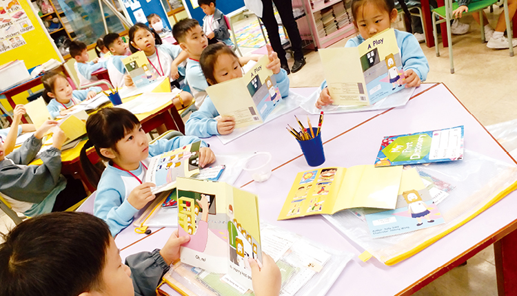 學生透過閱讀不同類型的英文圖書，培養學習英語的興趣。