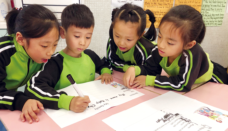 學生由仿作到創作，逐步掌握英語寫作的技巧。