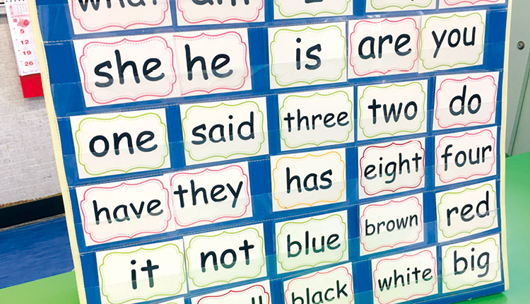 在外籍教師的指導下，學生學習Sight Words，提升閲讀能力。