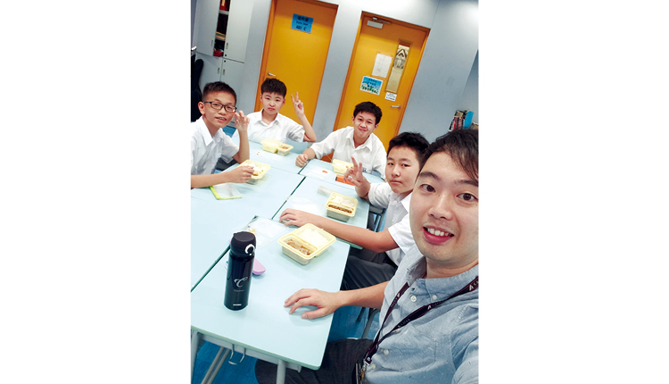師生小組愉快享用午餐。