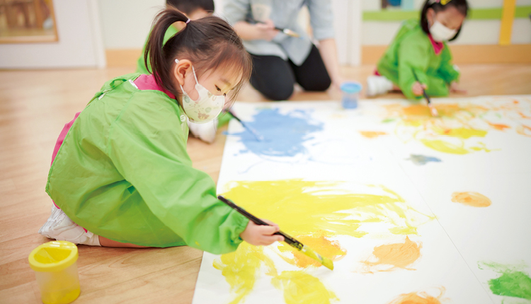 校園有別於一般幼稚園鮮色佈置，反而採用柔和簡約形式設計，當掛上學生不同色彩的作品時，點綴效果更特出，令學生更有創作的動力。