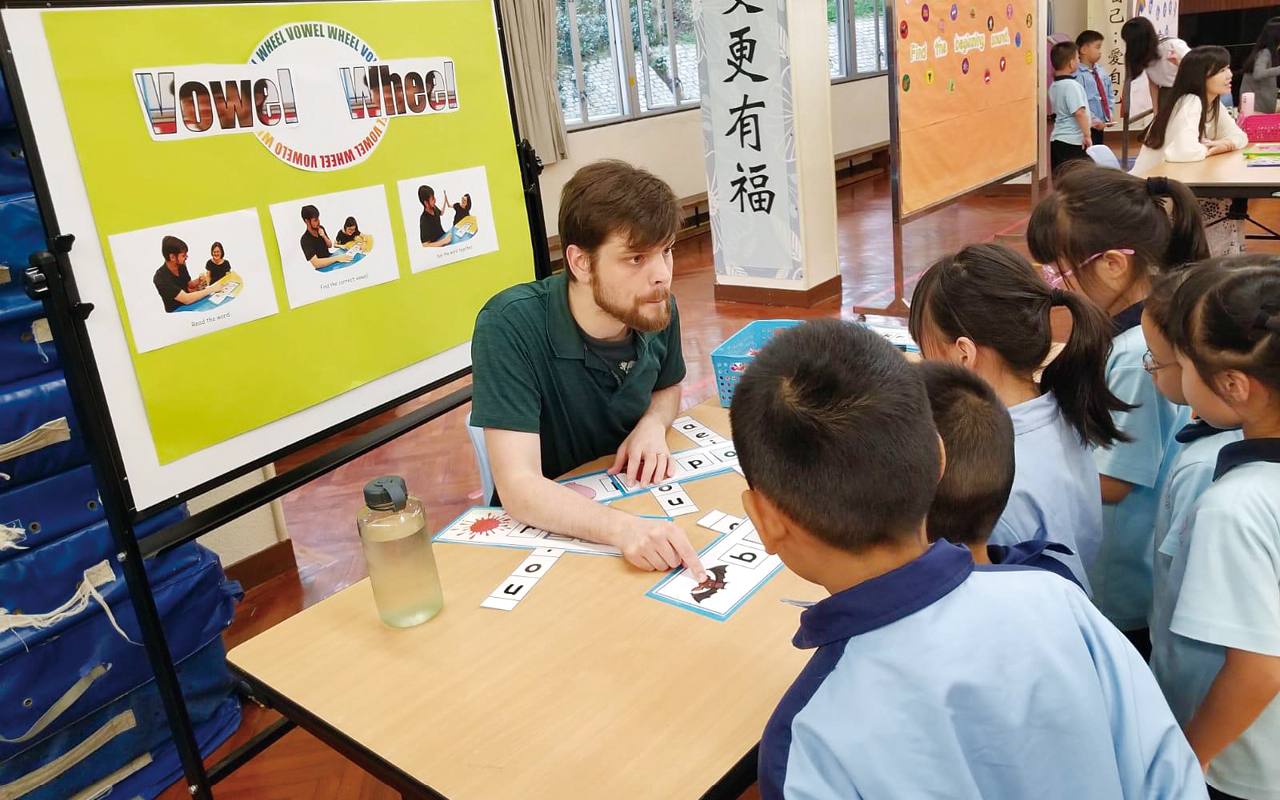 梁校增聘三位外籍英語教師，主要會在初小課堂上進行指導性閱讀及共享閱讀，教授學生不同的閱讀策略。