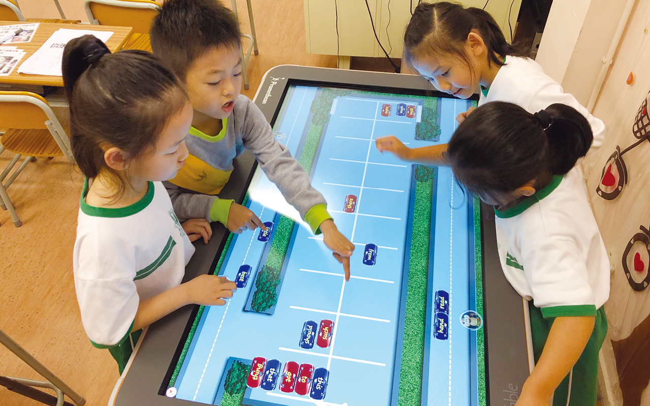 老師和英語大使會運用電子工具ActivTable及不同英文桌上遊戲，讓學生在遊玩和交談之中，靈活有趣地增加英語應用的時間。