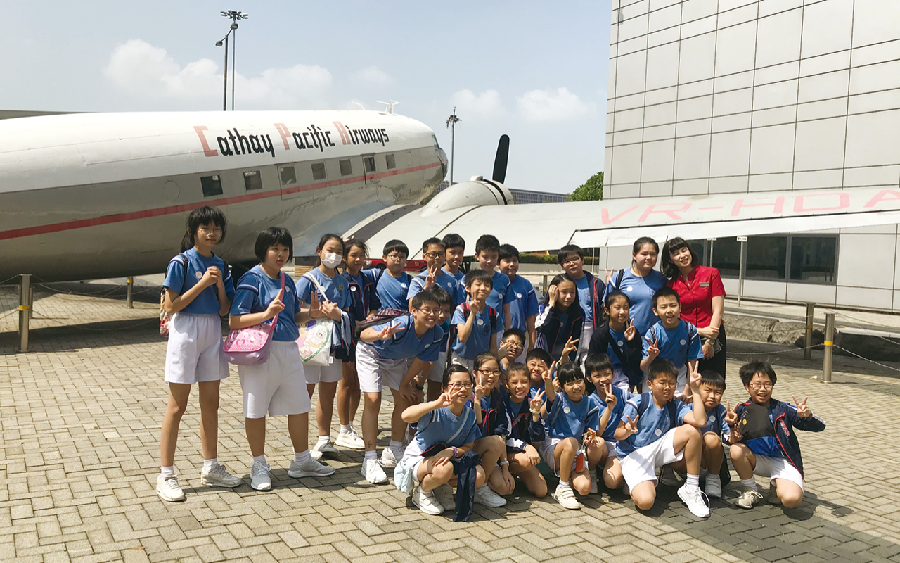 學校帶領學生到國泰城訪問飛機師，活動中不僅涉及聽說讀寫四大範疇的能力，學生亦可從中了解職業有趣的—面。
