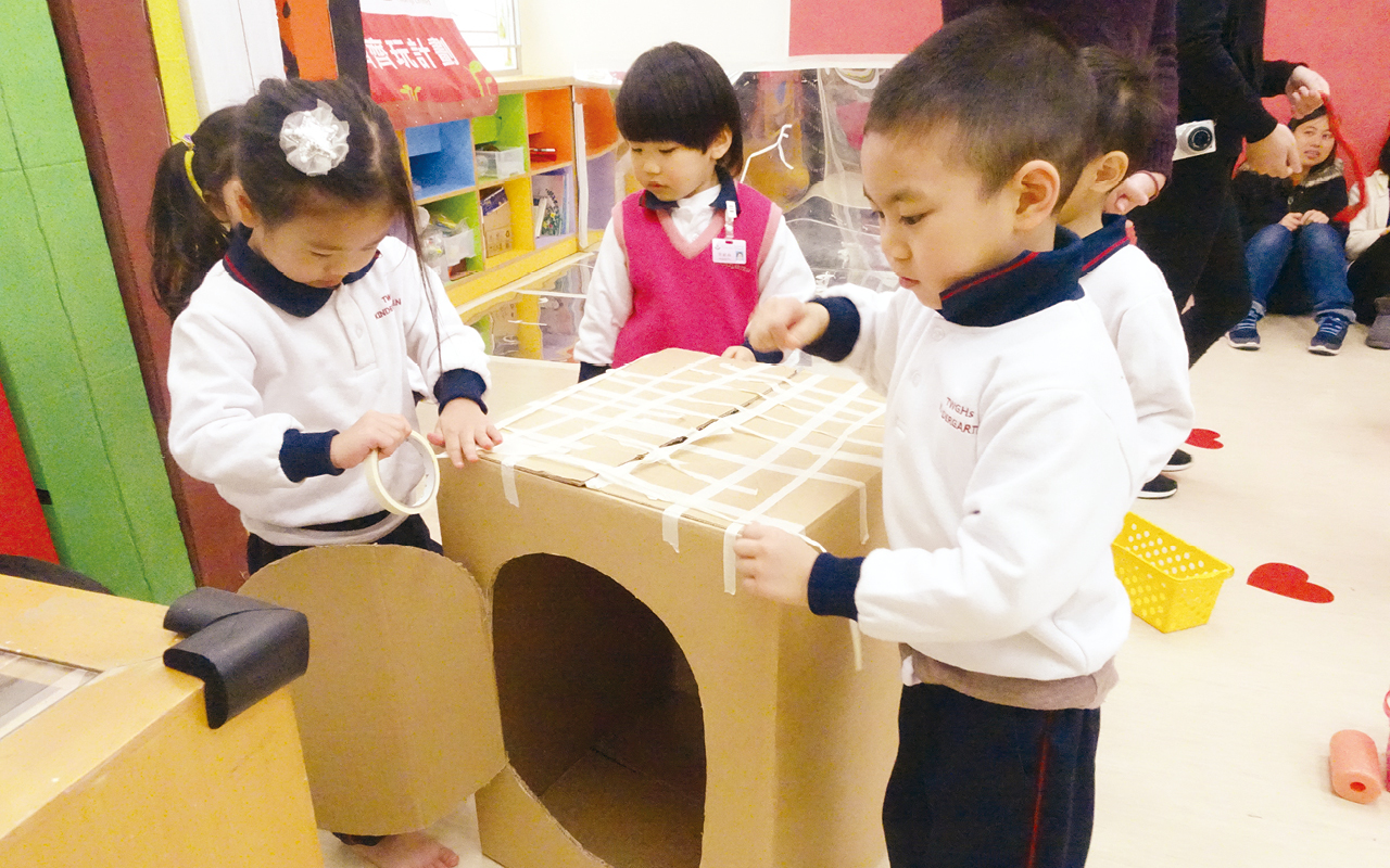 老師特別為同學打造紙皮迷宮，讓學生樂在其中。