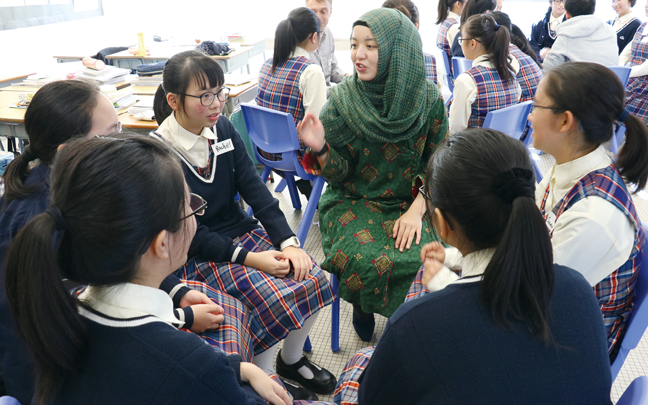 學校更舉辦了海外交流學習團，比如加拿大文化及英語夏令營，以及澳洲、紐西蘭文化及英語學習團等，讓同學置身於真實的英語環境中，了解當地的文化風俗。