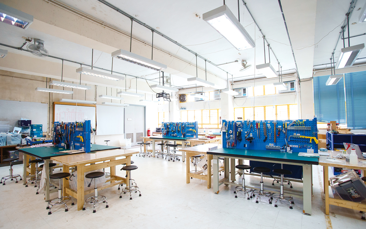 學校透過優質教育基金重整STEM Lab，並推展初中的常規課程——「賽馬會MAKER+創新課程」。
