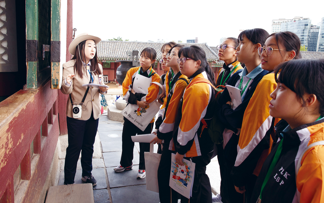 學校籌辦性質各異的交流團，讓同學到境外考察，體驗當地文化。