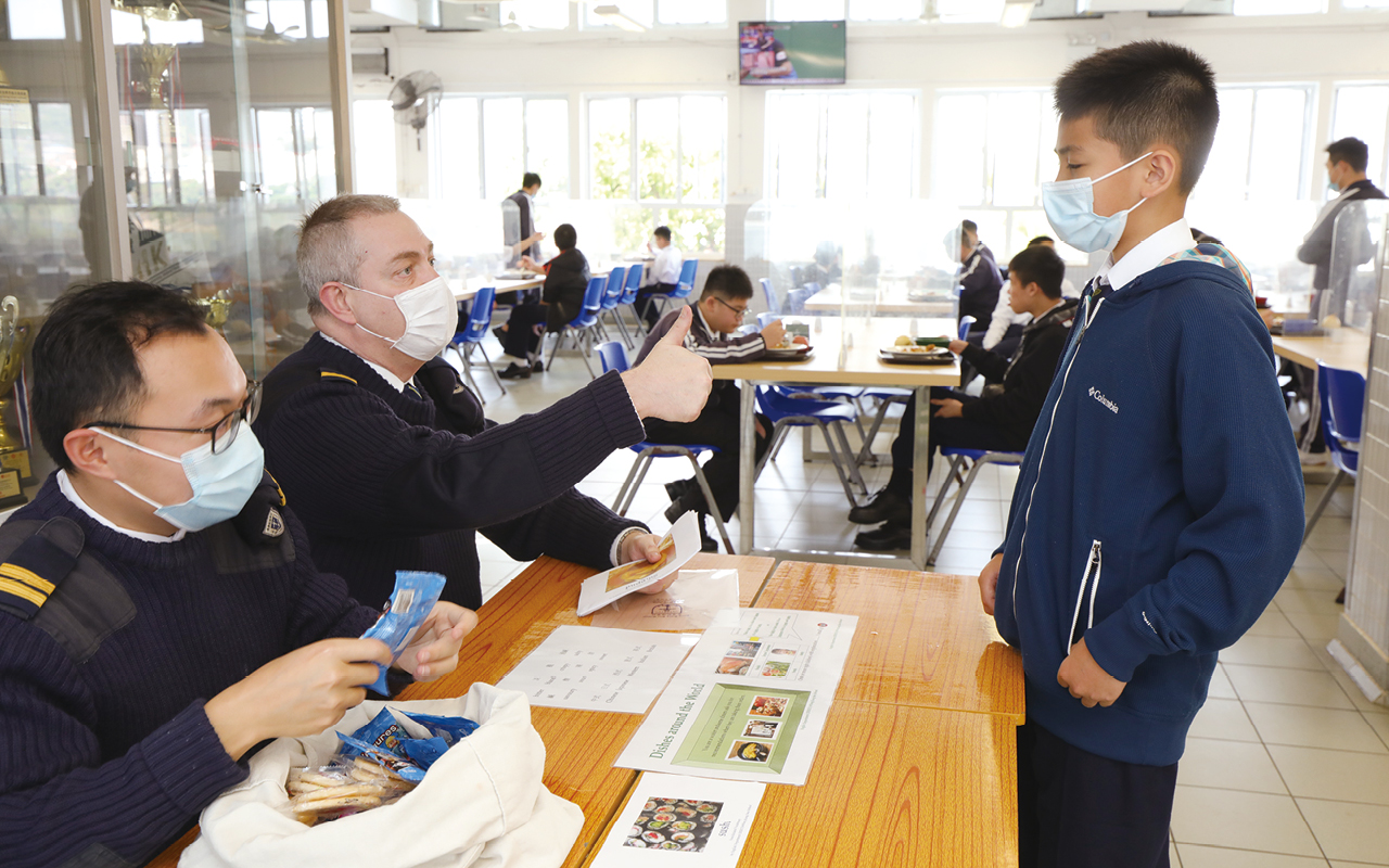 學校定時在飯堂舉辦英語學習活動，增加學生學習英語的機會。