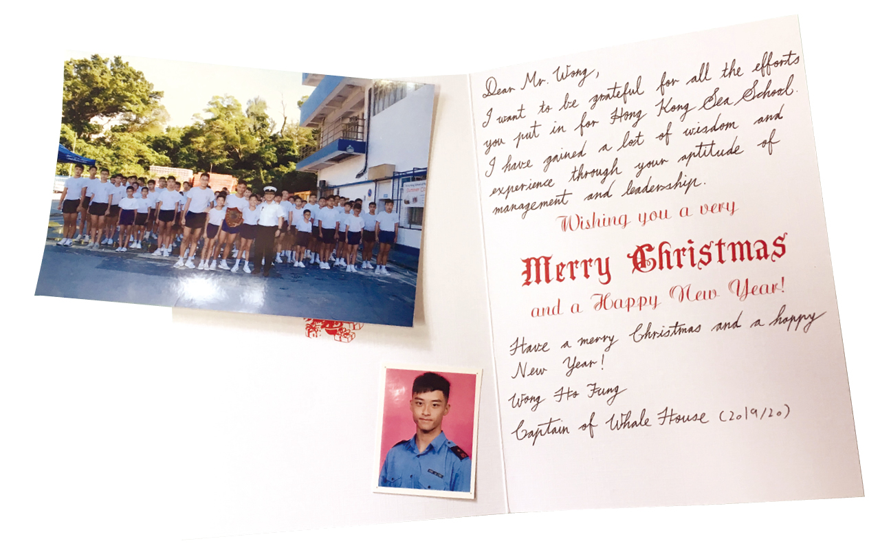 同學用英語書寫聖誕卡向師長送上祝賀。
