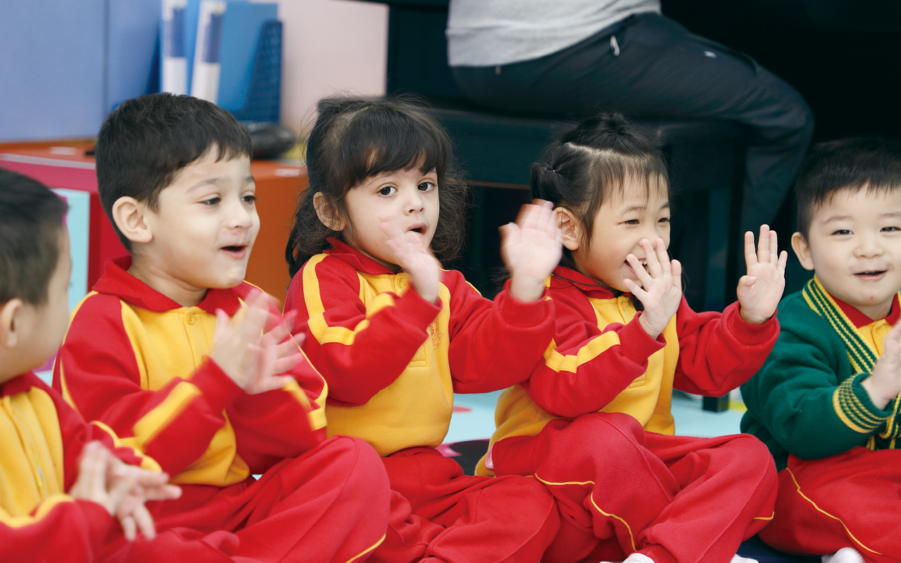 為了照顧非華語學童，協助他們奠下中文語言能力的基礎，學校作為參與獲教育局認可、賽馬會「友趣學中文」計劃的全港20間學校之一，率先讓老師接受相關培訓，然後運用學會的方法技巧，為非華語學童設計遊戲。