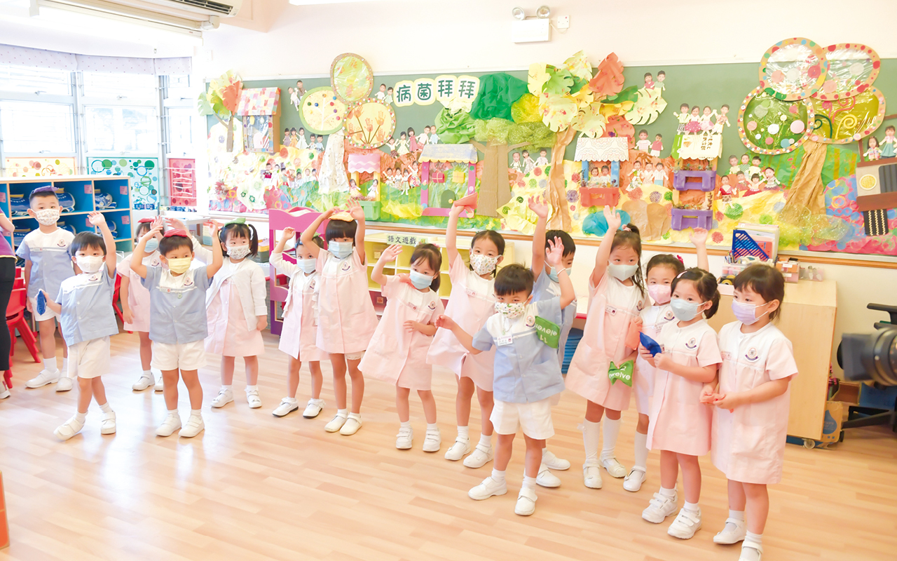 東華三院香港華都獅子會幼稚園施行「以愛為教」作教育基礎，藉着愛心澆灌孩子的生命，成就他們的未來。