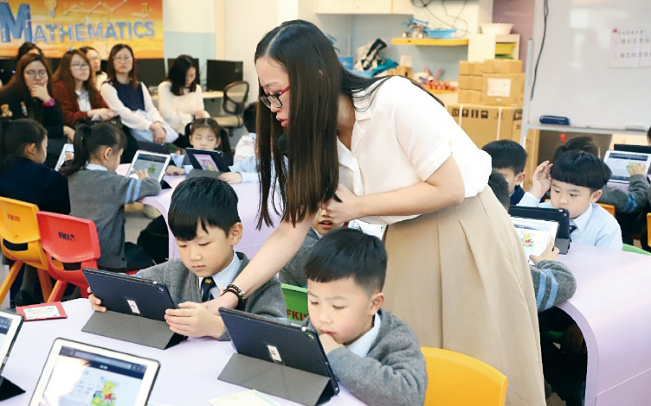 鳳溪創新小學早在2007年成為Microsoft全球12間未來學校之一，更是亞太區內首間全球未來學校，把着重創意教學的嶄新教育方式帶給學生。