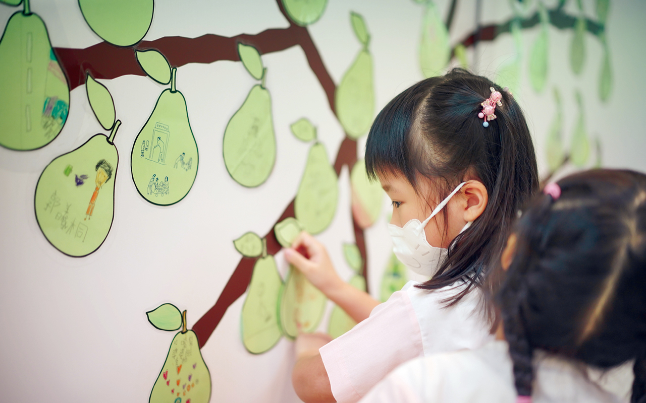 東華三院聯校幼稚園再次深化繪本教學，滲入不同藝術元素，啟發幼兒創意思維。