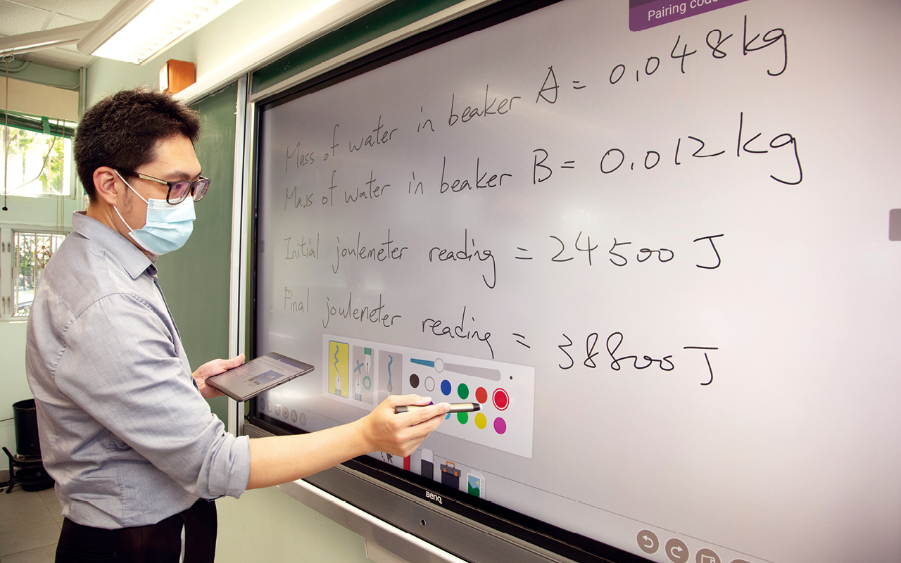 教師利用電子白板作互動教學。