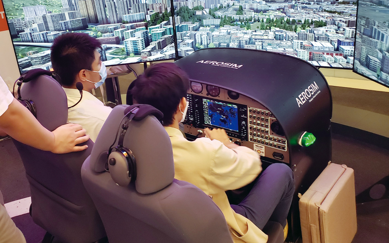 學校利用本學年投放資源引入的飛機駕駛模擬器，構建駕駛艙及機艙場景，讓學生親臨其境。
