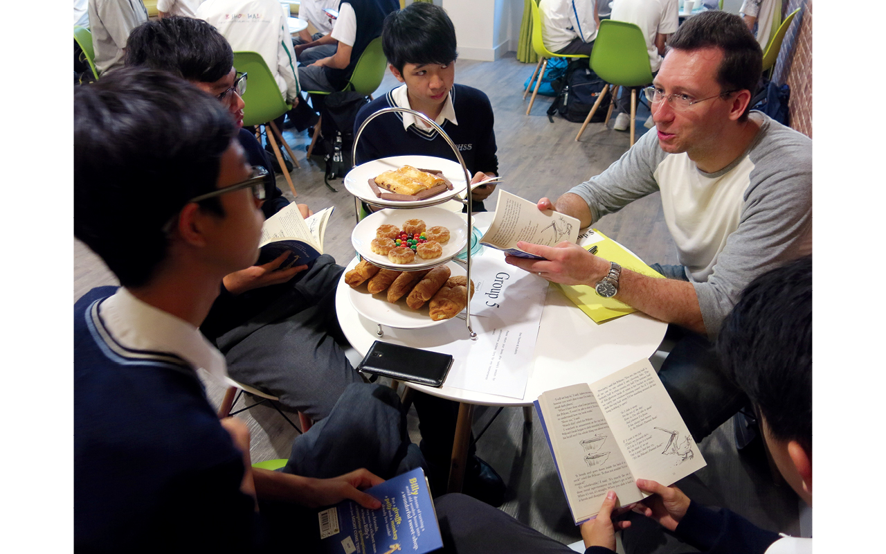 在課堂以外，學校積極締造輕鬆的英文語境，鼓勵同學在日常生活中運用英語。