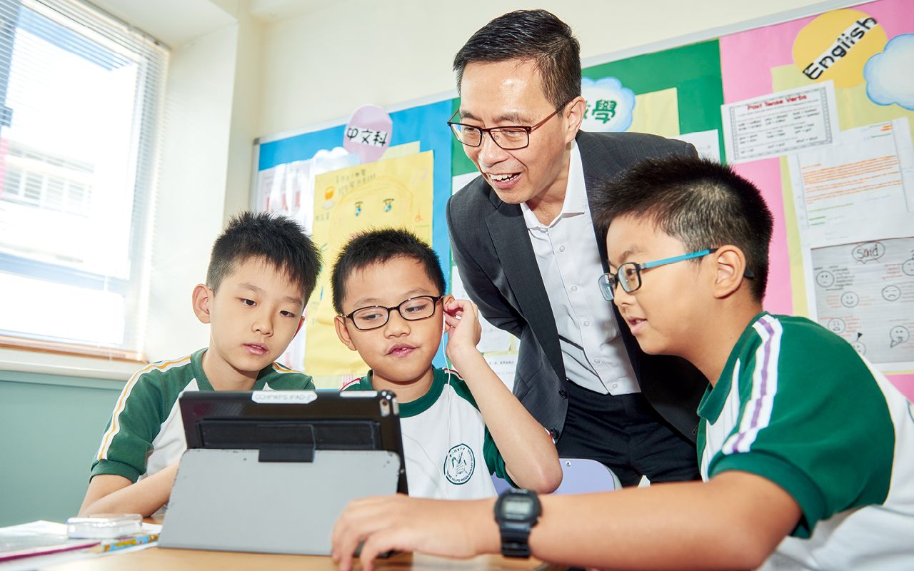 教育局局長楊潤雄先生JP 亦曾到訪學校，參觀學校的英文課堂，與學生近距離接觸，了解本地小學英文教育的情況。