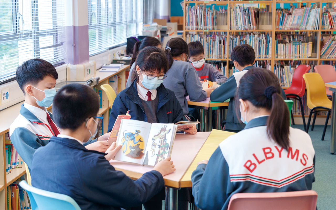 學校的支援組安排六年級學生擔任「英語伴讀大使」，到一年級課室進行每週一次的「伴讀學習」活動。