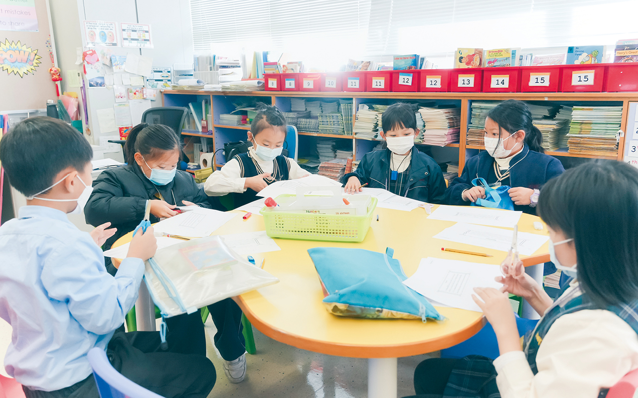 除了在課堂上設計多元化的教學活動，學校亦開設不同的課外活動，以營造豐富濃厚的英文學習氛圍。