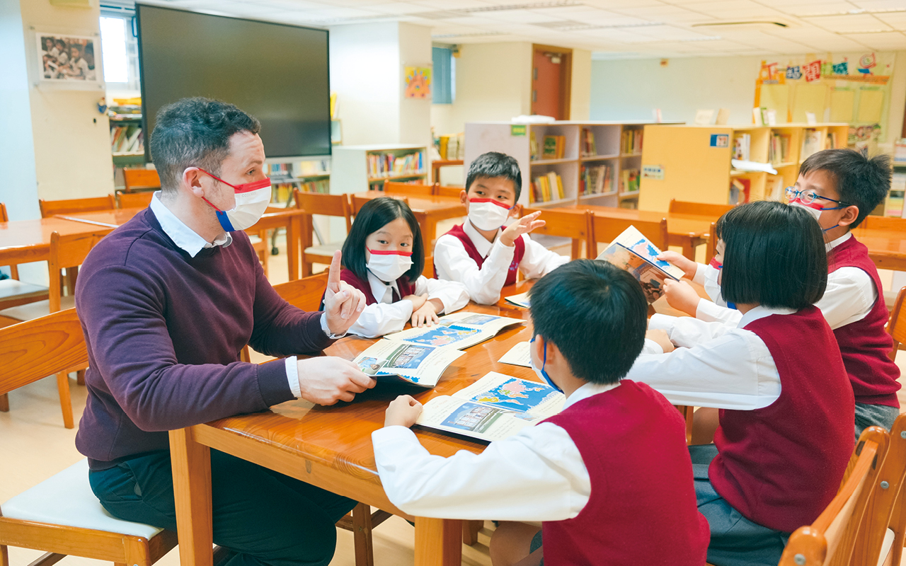 學校聘請了四位外籍英語老師，學生除了每星期兩節的外籍英語課堂外，在課後也能進行説話訓練。