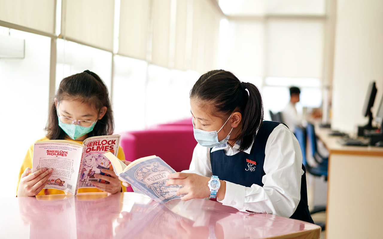 閲讀是培育學生英文能力的重要一環，從大量閲讀不同類型的圖書，學生可以慢慢累積多元且豐富的單字量，有效地提升英語能力。