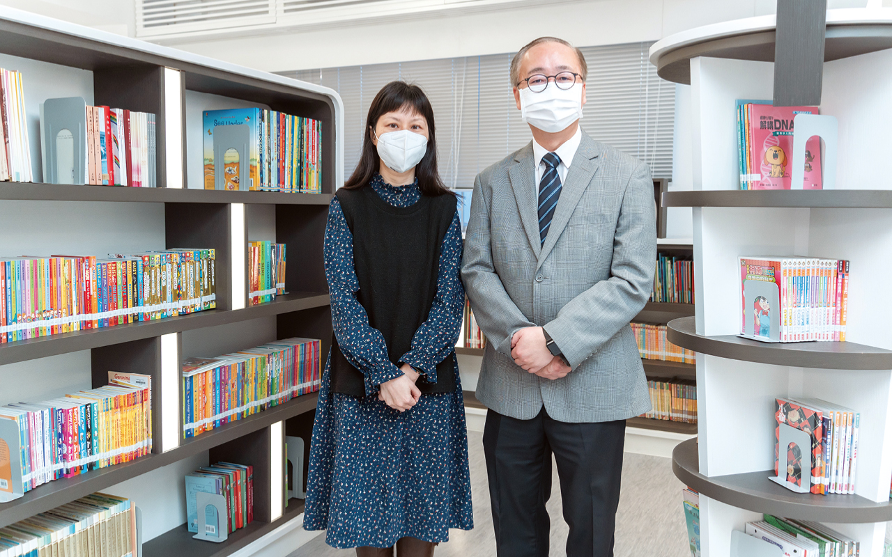 （左）圖書館主任郭健嬣老師