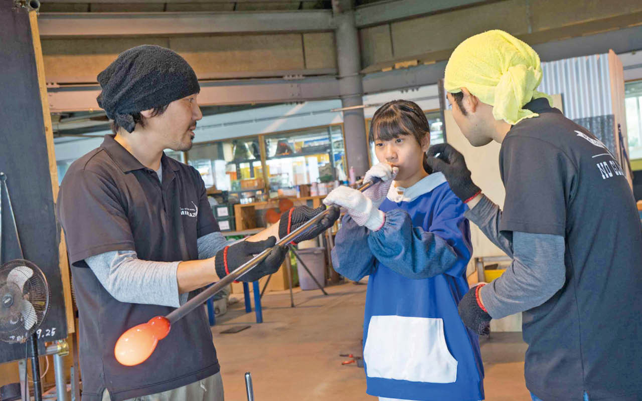 學生到沖繩學習琉璃工藝製作