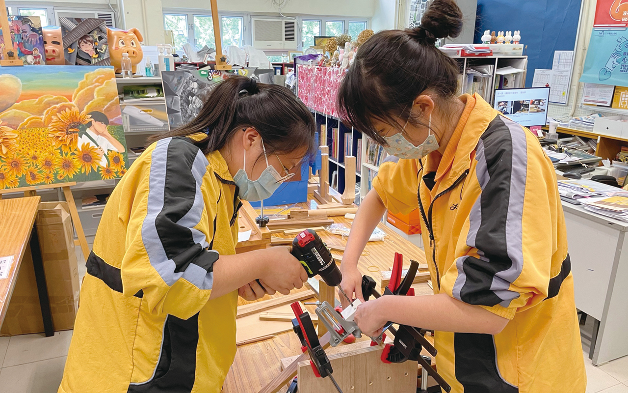 同學參加由香港中文大學舉辦「手作確幸木藝工作坊」，學習及承傳木工藝術。