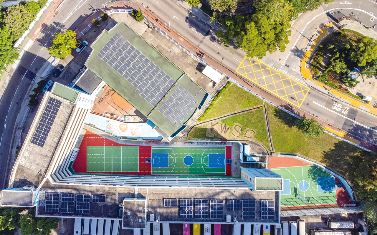 學校在教學大樓天台及禮堂屋頂分別安裝了 272 塊太陽能板。