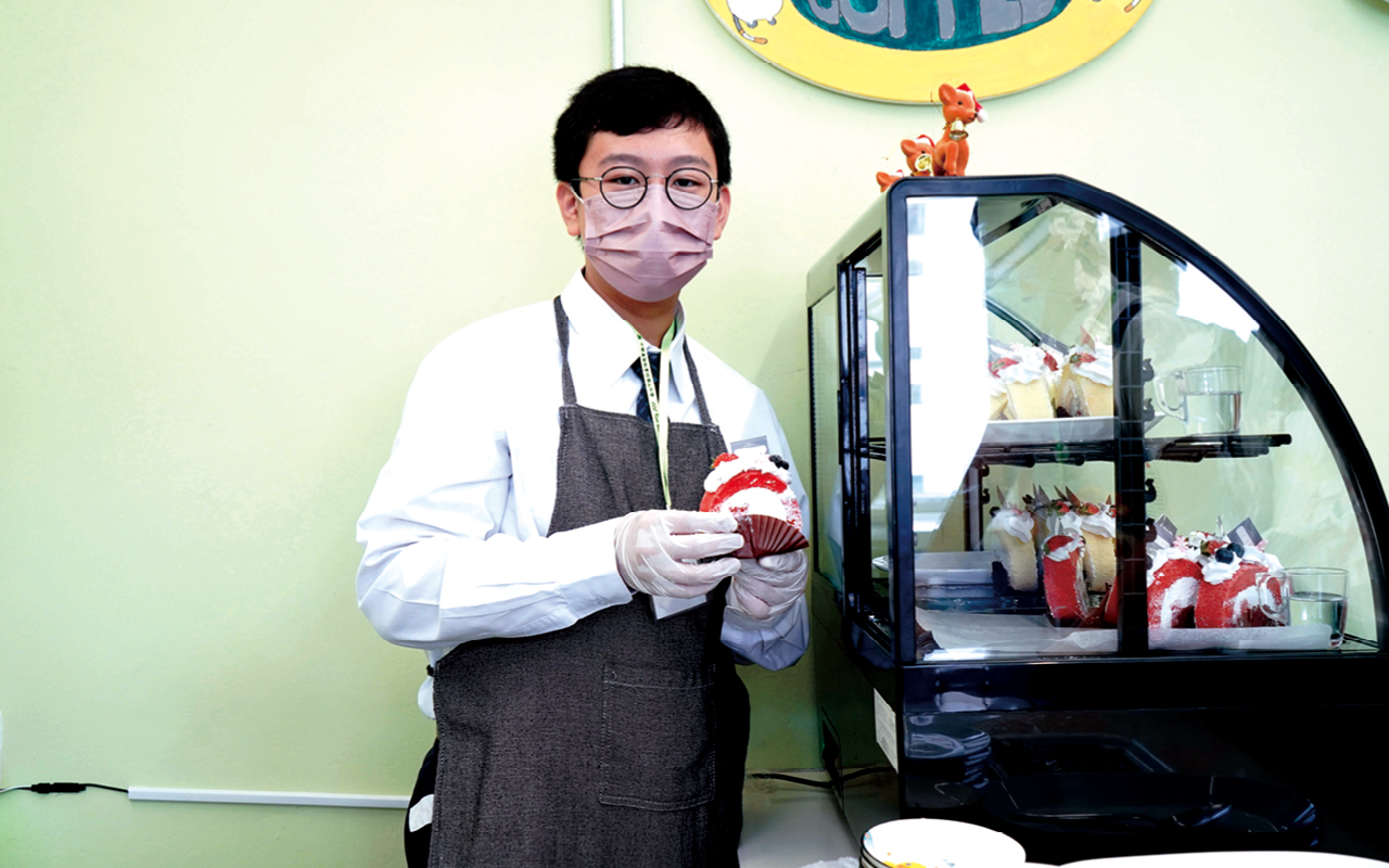 學校並聘請專業的咖啡師到 校教授學生沖調咖啡及拉花技巧。