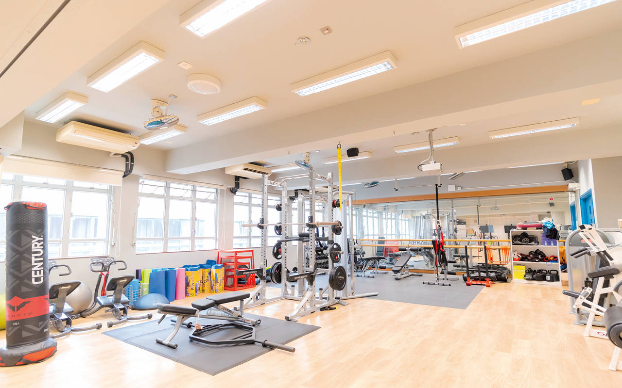 校內設有專業的健身室，有寬闊的活動空間。