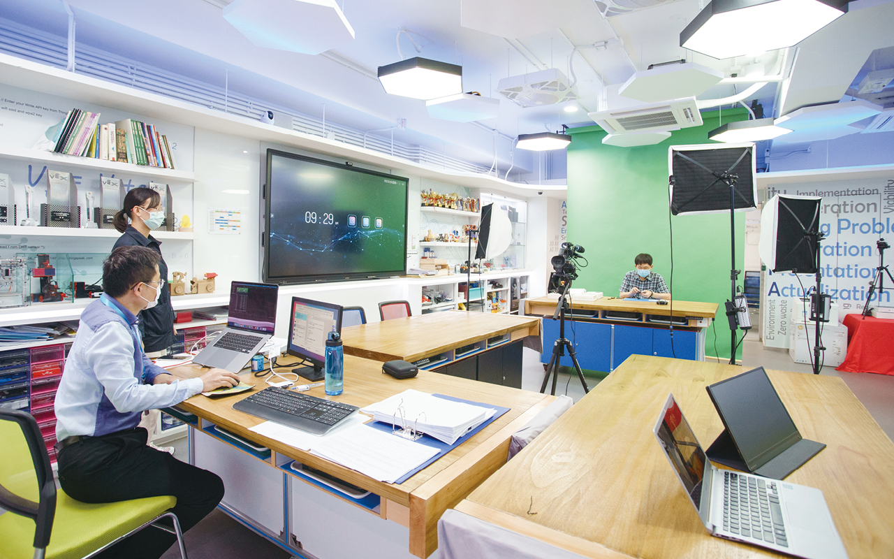 學校在本學年為課室添置互動白板，並善用資源為老師添置電子教學工具，進一步加強電子學習的元素。